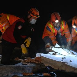 Los equipos de rescate buscan sobrevivientes entre los escombros de un edificio derrumbado después de que un poderoso terremoto azotara la costa occidental de Turquía y partes de Grecia, en Izmir. | Foto:Ozan Kose / AFP