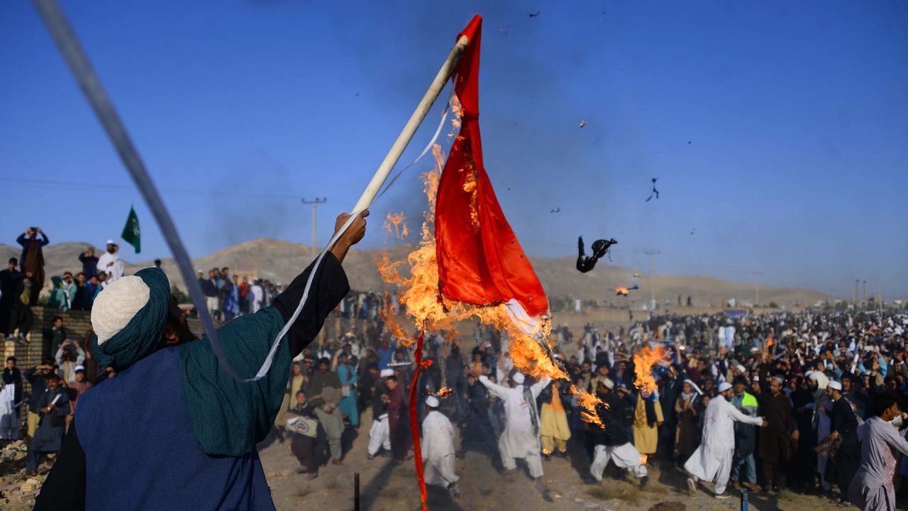Manifestantes musulmanes queman una bandera francesa durante una protesta contra el presidente francés Emmanuel Macron luego de sus comentarios sobre las caricaturas del profeta Mahoma, en un campo en Guzargah, al noreste de Herat. | Foto:HOSHANG HASHIMI / AFP
