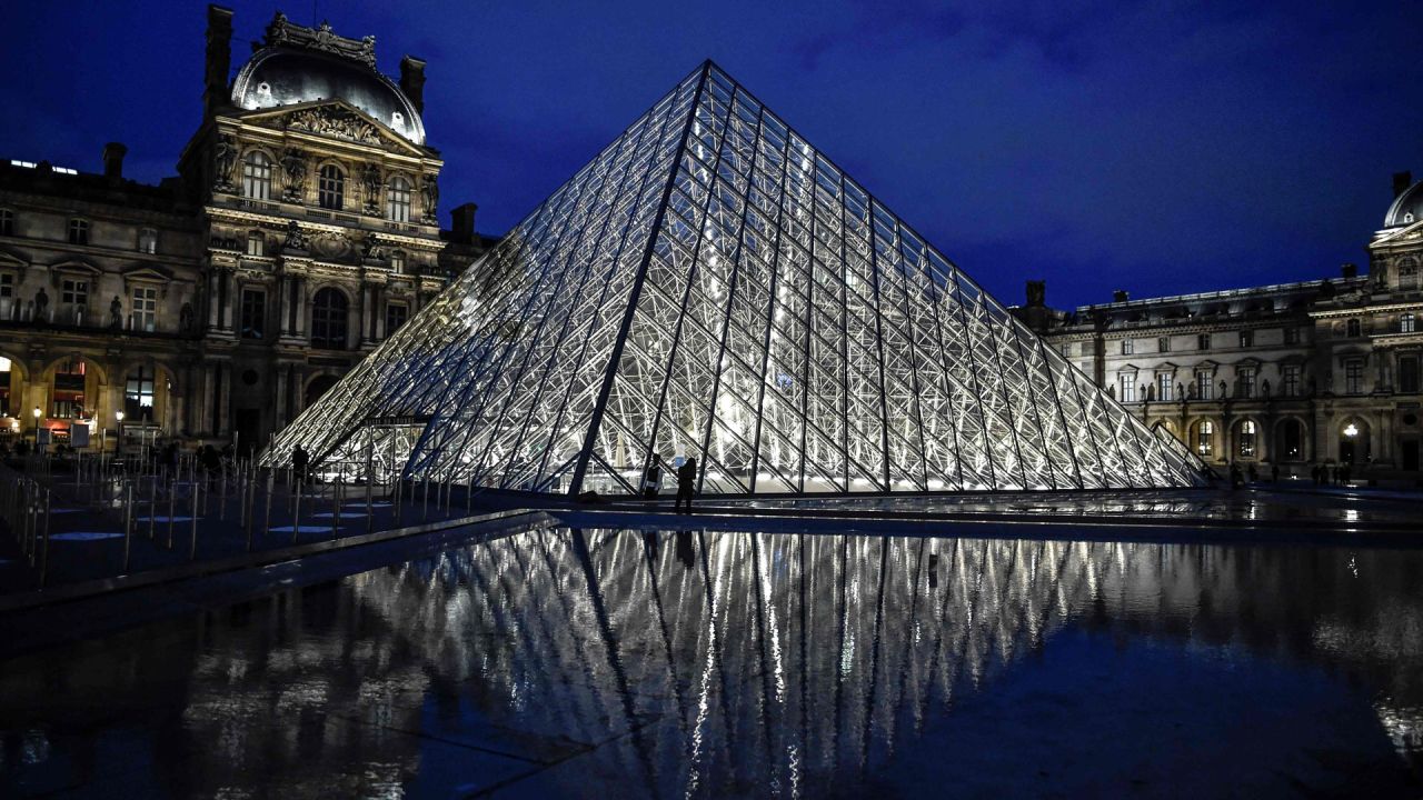 Esta fotografía tomada en París muestra una vista exterior del Musée du Louvre en su hora de cierre y la Pyramide du Louvre, diseñada por Ieoh Ming Pei, antes de un segundo cierre general nacional, dirigido para frenar la propagación de Covid-19. | Foto:STEPHANE DE SAKUTIN / AFP
