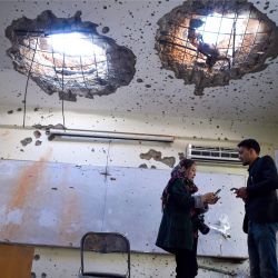 Periodistas dentro de un aula dañada en el Centro Nacional de Capacitación Legal un día después de que hombres armados irrumpieron en la universidad en Kabul. | Foto:Wakil Kohsar / AFP