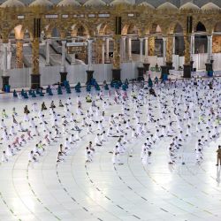 Los fieles musulmanes rezan alrededor de la Kaaba en el complejo de la Gran Mezquita, el santuario más sagrado del Islam, en la ciudad santa de La Meca, Arabia Saudita, mientras las autoridades amplían la peregrinación de la Umrah durante todo el año para acomodar a más fieles mientras relajan los límites de la pandemia del coronavirus COVID-19. | Foto:AFP