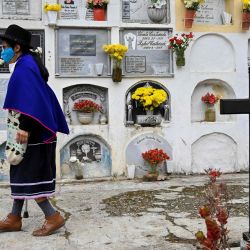 Una mujer indígena Misak visita el cementerio para arreglar las tumbas de sus familiares fallecidos durante la celebración de la ceremonia de ofrenda en Silvia, departamento del Cauca, Colombia. | Foto:Luis Robayo / AFP