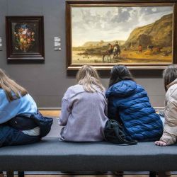 Los visitantes miran las exhibiciones en el Rijksmuseum de Ámsterdam. | Foto:Evert Elzinga / ANP / AFP