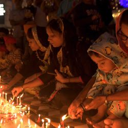 Los devotos sij encienden velas con motivo del aniversario del nacimiento del cuarto gurú sij Ramdas, en el Templo Dorado de Amritsar. | Foto:Narinder Nanu / AFP