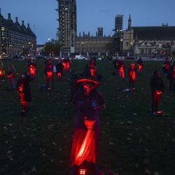 Inglaterra, Londres: los manifestantes de la campaña West End actúan en Parliament Square durante una protesta pidiendo más fondos para las artes escénicas en medio de la crisis del coronavirus. | Foto:Victoria Jones / PA Wire / DPA