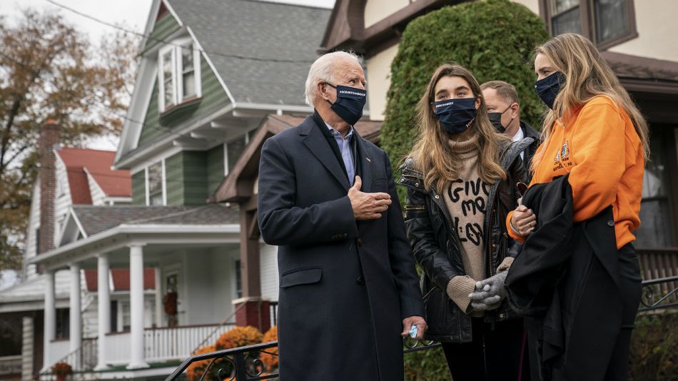 Joe Biden, al visitar la casa de su infancia, en la previa al fin de la jornada electoral.