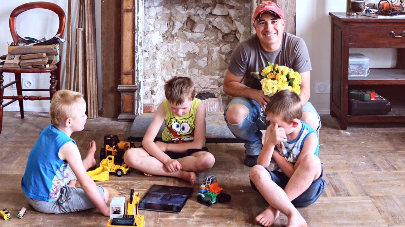 Oscar Rinaldi, el argentino que hizo de su castillo, un proyecto de vida familiar y empresario, con sus tres hijos.