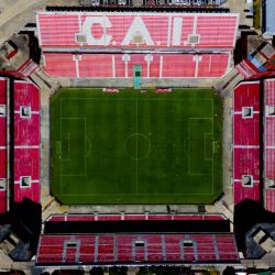 El estadio del "Rey de Copas", popularmente conocido como "la doble visera" ostenta ser el primero del fútbol argentino construido en hormigón armado.