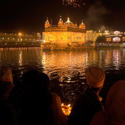 Los devotos sij ven un espectáculo de fuegos artificiales con motivo del aniversario del nacimiento del cuarto Guru Ramdas sij, en el Templo Dorado de Amritsar. | Foto:Narinder Nanu / AFP