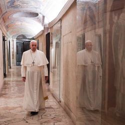 Esta foto muestra al Papa Francisco visitando las tumbas de los papas fallecidos en la necrópolis de la Basílica de San Pedro en el Vaticano. | Foto:VATICAN MEDIA / AFP