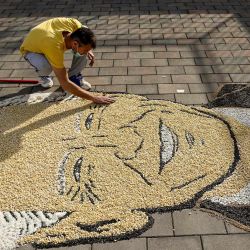 El artista de Kosovo Alkent Pozhegu trabaja en los toques finales de una imagen hecha con granos y semillas, que representa el retrato de Joe Biden, el candidato presidencial demócrata de Estados Unidos, en la ciudad de Gjakova. | Foto:Armend Nimani / AFP