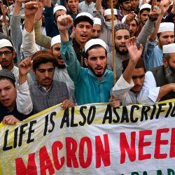 Los manifestantes gritan consignas contra el presidente francés Emmanuel Macron durante una protesta tras los comentarios de Macron sobre las caricaturas del profeta Mahoma, en Lahore. | Foto:Arif Ali / AFP