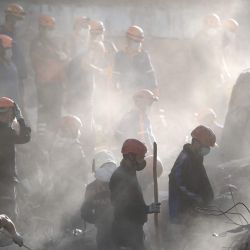 Los equipos de búsqueda y rescate buscan víctimas en el lugar donde se derrumbó un edificio en Izmir, después de que un poderoso terremoto azotara la costa occidental de Turquía y partes de Grecia hace dos días. | Foto:Ozan Kose / AFP