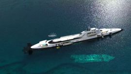 El yate es uno de los más caros del mundo, de por sí, cuenta con pileta al aire libre, jacuzzi, cine, sala de juegos y hasta un helipuerto.