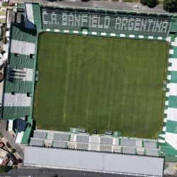 El club fue fundado el 21 de enero de 1896. Así se ve hoy la cancha de Banfield desde un dron.