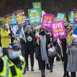 Escocia, Edimburgo: Agentes de viajes y miembros de la Asociación de Agentes de Pasajeros de Escocia protestan frente al Parlamento escocés para exigir más ayuda para la industria de viajes que ha estado luchando como resultado de la pandemia de coronavirus. | Foto:Jane Barlow / PA Wire / DPA