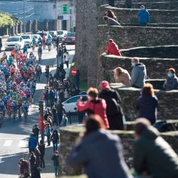 La manada viaja en Lugo durante la 14a etapa de la Vuelta Ciclista a España 2020, una carrera de 204,7 km desde Lugo a Ourense. | Foto:Miguel Riopa / AFP