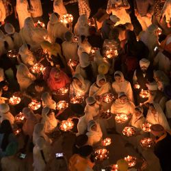 Los devotos sij encienden diya mientras rinden homenaje con motivo del aniversario del nacimiento del cuarto gurú sij Ramdas, en el Templo Dorado de Amritsar. | Foto:Narinder Nanu / AFP