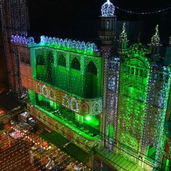 Vista general de una mezquita iluminada antes de las celebraciones del Eid-e-Milad-un-Nabi, el cumpleaños del profeta Mahoma, en Lahore. | Foto:Arif Ali / AFP
