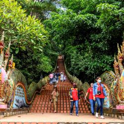 Esta fotografía muestra las escaleras que conducen al templo budista Wat Phra That Doi Suthep en Chiang Mai. | Foto:Mladen Antonov / AFP