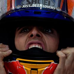 El piloto español del Repsol Honda Team Alex Márquez se pone el casco antes de la primera sesión de entrenamientos libres de la carrera de MotoGP del Gran Premio de Europa en el circuito Ricardo Tormo de Valencia. | Foto:Jose Jordan / AFP