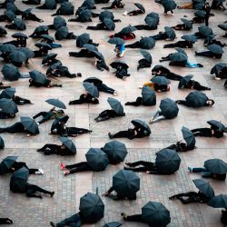 Manifestantes de diversos sectores económicos se reúnen para protestar contra el cierre de negocios 'no esenciales' en Toulouse, sur de Francia, durante el cierre nacional destinado a contener la propagación del Covid-19, causado por el nuevo coronavirus. | Foto:Lionel Bonaventure / AFP