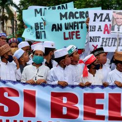 Los manifestantes musulmanes exhiben pancartas e imágenes del presidente francés Emmanuel Macron durante una manifestación contra Francia en Banda Aceh. | Foto:Chaideer Mahyuddin / AFP