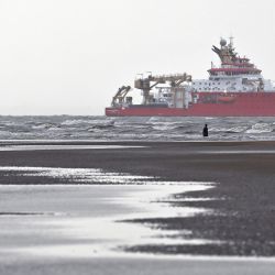  El barco de investigación polar, el RRS Sir David Attenborough, zarpa del río Mersey pasando la instalación de arte de Antony Gormley 'Another Place' en Crosby, noroeste de Inglaterra. | Foto:Paul Ellis / AFP