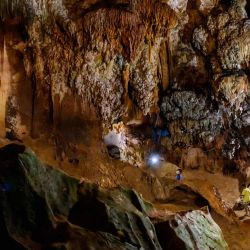 Esta fotografía muestra a los turistas que visitan el complejo de cuevas de Chiang Dao, que se extiende por más de 10 km y contiene santuarios, estatuas e imágenes de Buda, ubicado a unos 70 km al norte de Chiang Mai. | Foto:Mladen Antonov / AFP