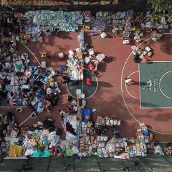 Esta vista aérea muestra la ayuda alimentaria y de ropa enviada por partidarios del Goztepe Football Club a los residentes afectados, colocada en una cancha de baloncesto en Izmir, después de que la ciudad portuaria del Egeo fuera azotada por un terremoto de magnitud 7.0. | Foto:Ozan Kose / AFP