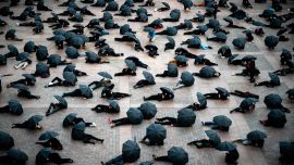 Manifestantes de diversos sectores económicos se reúnen para protestar contra el cierre de negocios 'no esenciales' en Toulouse, sur de Francia, durante el cierre nacional destinado a contener la propagación del Covid-19, causado por el nuevo coronavirus.