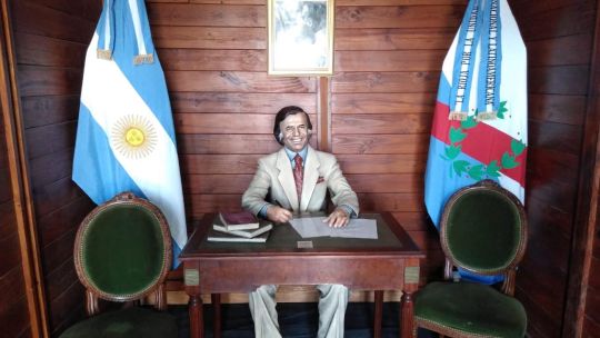 Estatua de Carlos Menem en Anillaco, una creación de Fernando Pugliese.