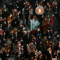 La gente asiste a una vigilia con velas organizada por la Unión Europea de Estudiantes Judíos de la Universidad de Viena y la organización juvenil musulmana austriaca después del ataque terrorista en Viena, Austria. | Foto:HELMUT FOHRINGER / APA / AFP