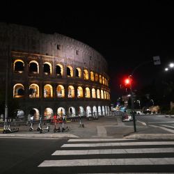 Una vista del Coliseo en Roma.- Italia ha establecido un toque de queda a partir de hoy en todo el territorio nacional de 10 pm a 5 am, destinado a detener la propagación de la pandemia de COVID-19 (nuevo coronavirus). | Foto:Alberto Pizzoli / AFP