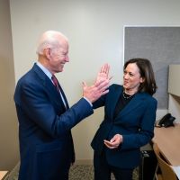 Quién es Kamala Harris, la primera vicepresidente electa en Estados Unidos