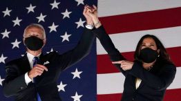 Joe Biden y Kamala Harris saludan en Wilmington, Delaware, al concluir la convención demócrata.