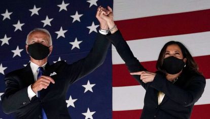 Joe Biden y Kamala Harris saludan en Wilmington, Delaware, al concluir la convención demócrata.