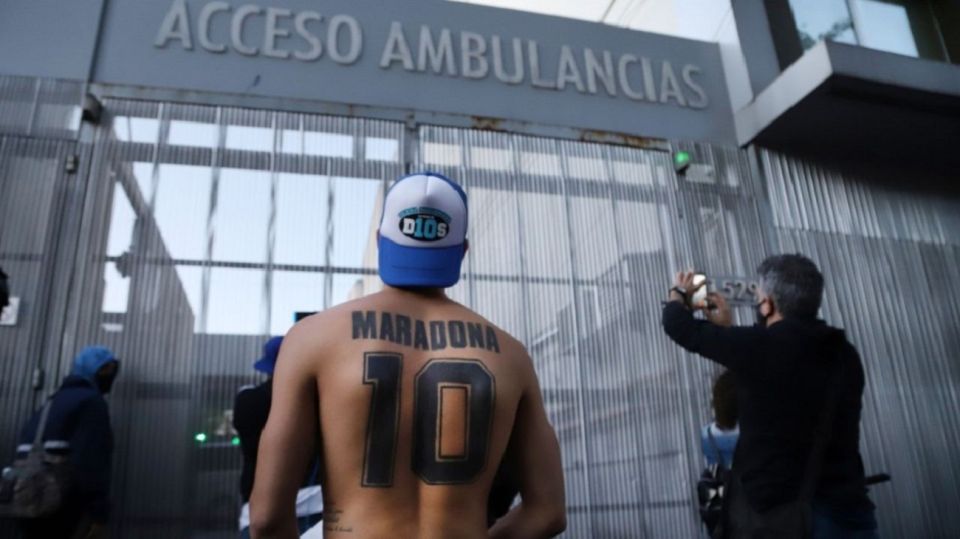apoyo-maradona-clinica-olivos-na-09112020-1074189