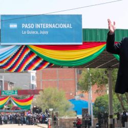 El expresidente de Bolivia Evo Morales aplaudiendo al presidente argentino Alberto Fernández en La Quiaca, Argentina, nación donde se había refugiado después de huir a México, antes de cruzar a pie de regreso a su país, a Villazón. en el sur de Bolivia. | Foto:Presidencia Argentina / AFP