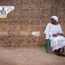 Una mujer sentada junto al cartel de campaña dañado del presidente en funciones Roch Marc Christian Kaboré, en Uagadugú, durante la campaña presidencial antes de las elecciones presidenciales. | Foto:OLYMPIA DE MAISMONT / AFP
