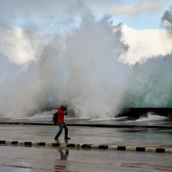 Un fotógrafo toma fotografías mientras el mar golpea contra el malecón de La Habana, después del paso de la tormenta tropical Eta. | Foto:Yamil Lage / AFP