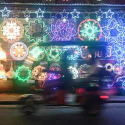 Esta foto muestra linternas y adornos encendidos a la venta durante la temporada festiva en una tienda en la ciudad de San Fernando en la provincia de Pampanga. | Foto:Ted Aljibe / AFP