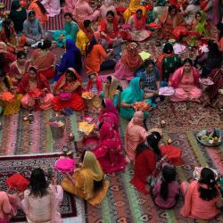 Las mujeres se reúnen para un evento de oración durante el festival Karva Chauth (Día del esposo) en un templo en Amritsar. | Foto:Narinder Nanu / AFP