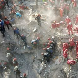 Esta vista aérea tomada en Izmir muestra equipos de búsqueda y rescate que buscan víctimas en el sitio de un edificio derrumbado en Izmir, después de que un poderoso terremoto azotara la costa occidental de Turquía y partes de Grecia hace dos días. | Foto:Ozan Kose / AFP