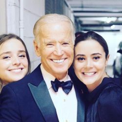 Naomi Biden junto a su abuelo Joe Biden