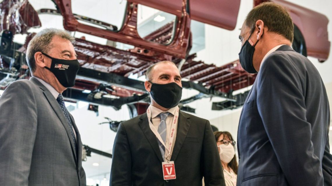 Economy Minister Martín Guzmán (centre, masked) visits a Toyota plant in Zárate, Buenos Aires Province.