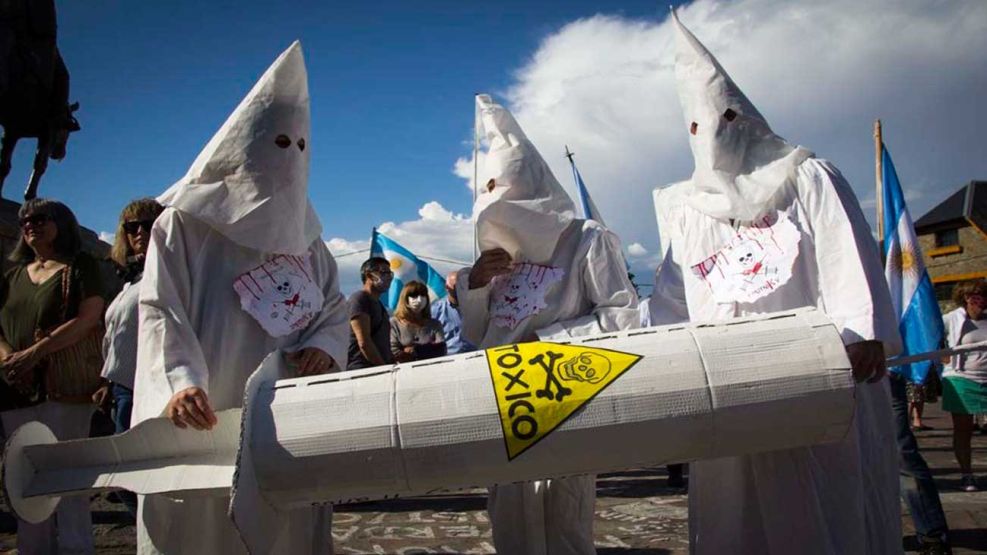  banderazo opositor en Bariloche tuvo hasta manifestantes vestidos del Ku Klux Klan 20201109