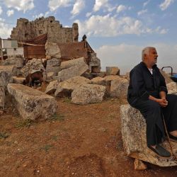 Un sirio desplazado descansa sobre ruinas antiguas en el sitio de Baqirha, declarado Patrimonio de la Humanidad por la UNESCO, no lejos de la frontera turca, en una región del noroeste de Siria llena de asentamientos romanos y bizantinos abandonados. | Foto:Abdulaziz Ketaz / AFP