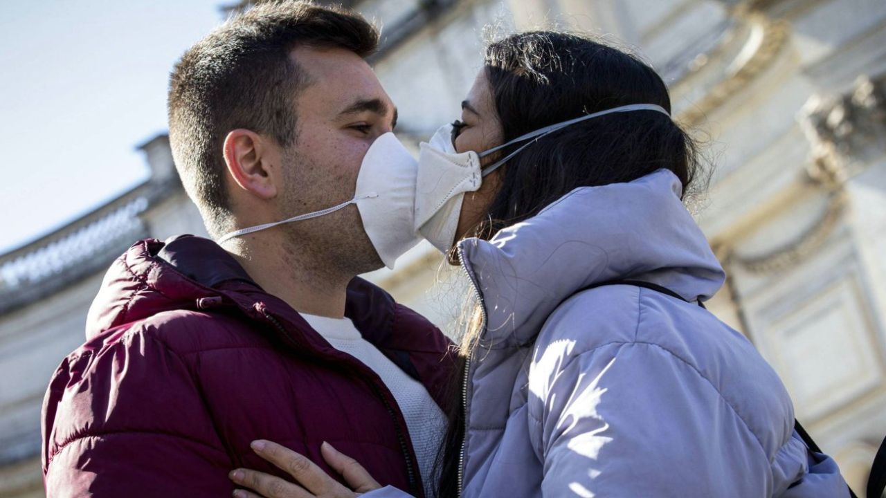 El amor en los tiempos de pandemia.  | Foto:CEDOC