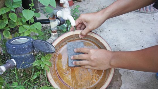 Recomiendan limpiar bien las rejillas y tirar agua caliente alrededor de las paredes para eliminar los criaderos en las casas.